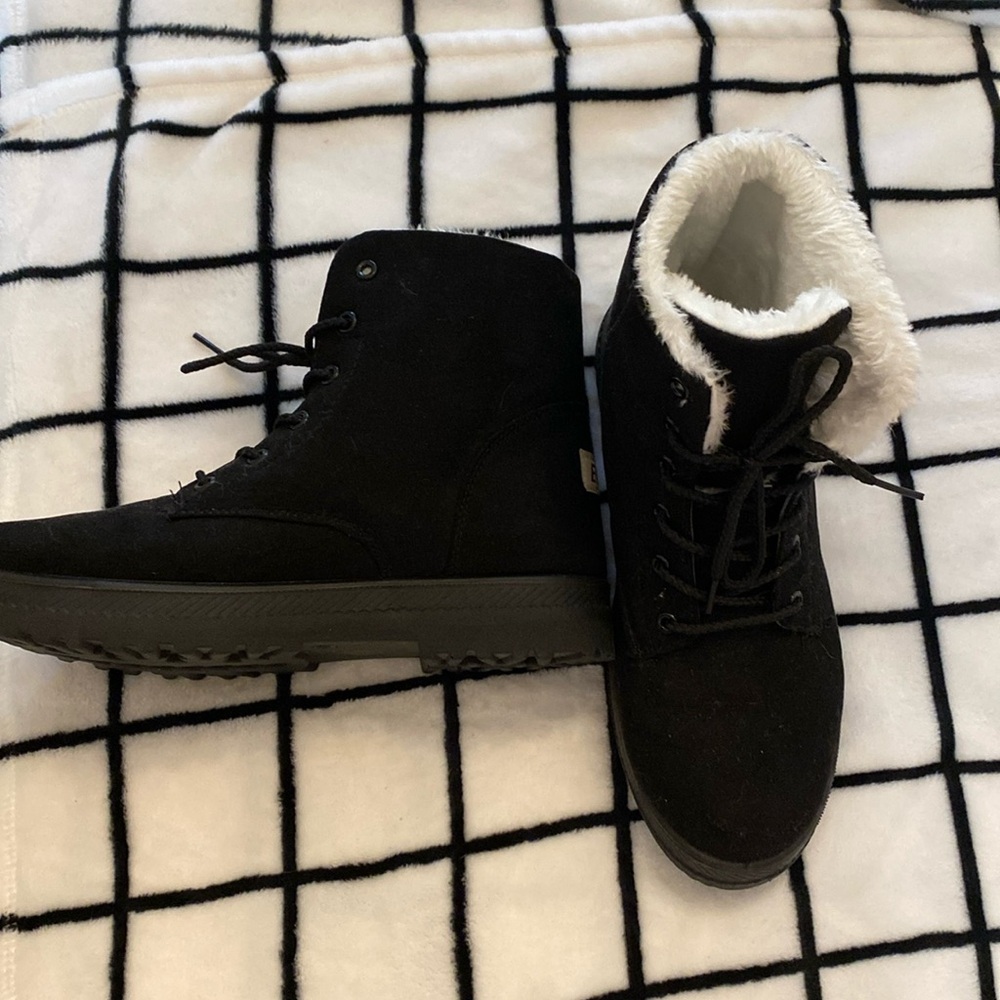 Light and fuzzy boots in black